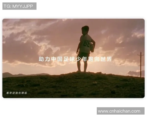 足球星的笑容像阳光一样温暖点亮了赛场与球迷心中的激情